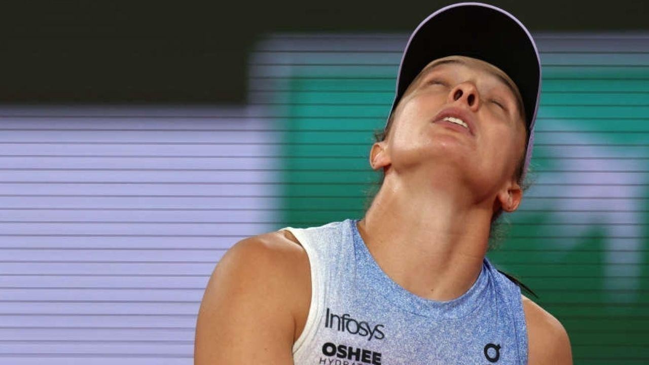 Swiatek knocked out of French Open by top seed Sabalenka