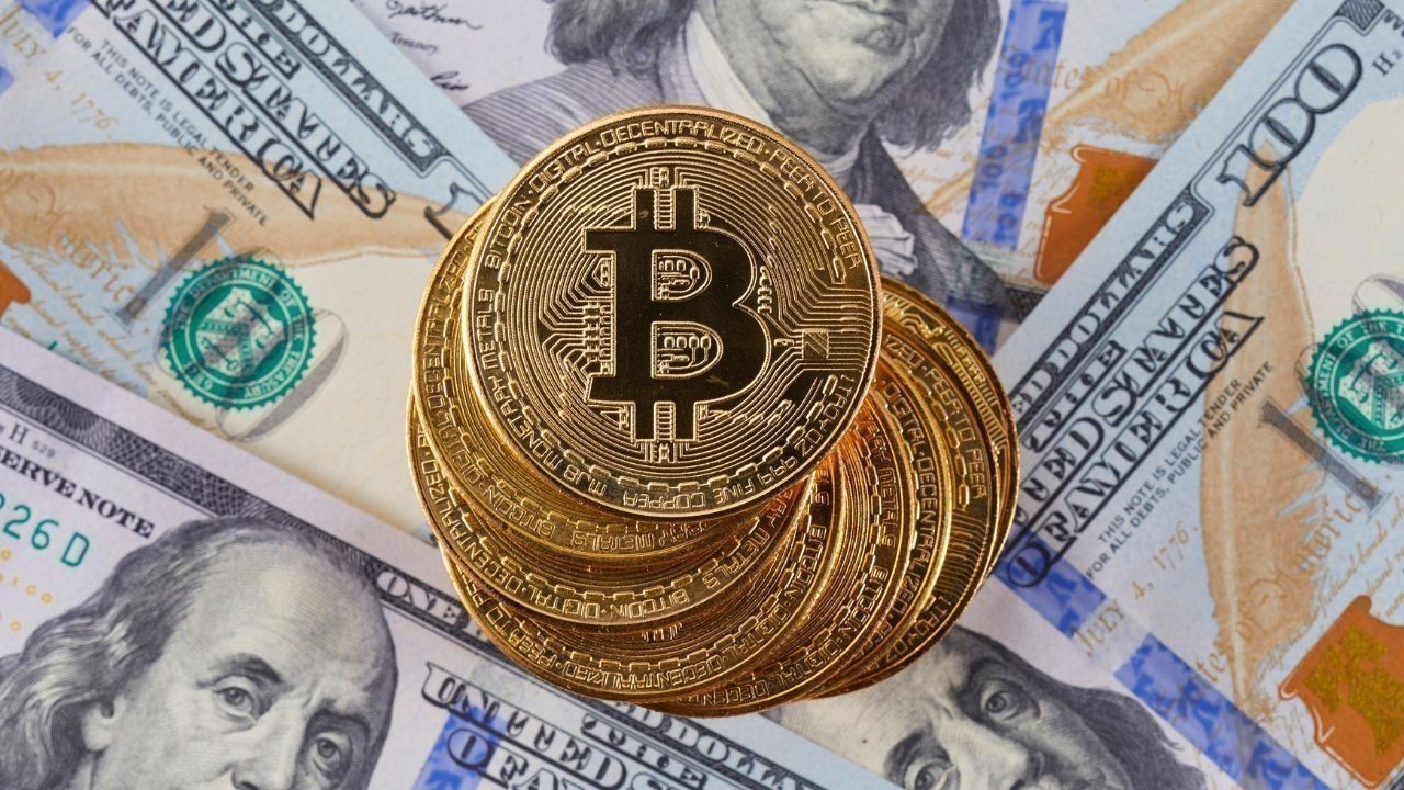 Bitcoin Hits $125K Amid US Shutdown, Safe-Haven Rush