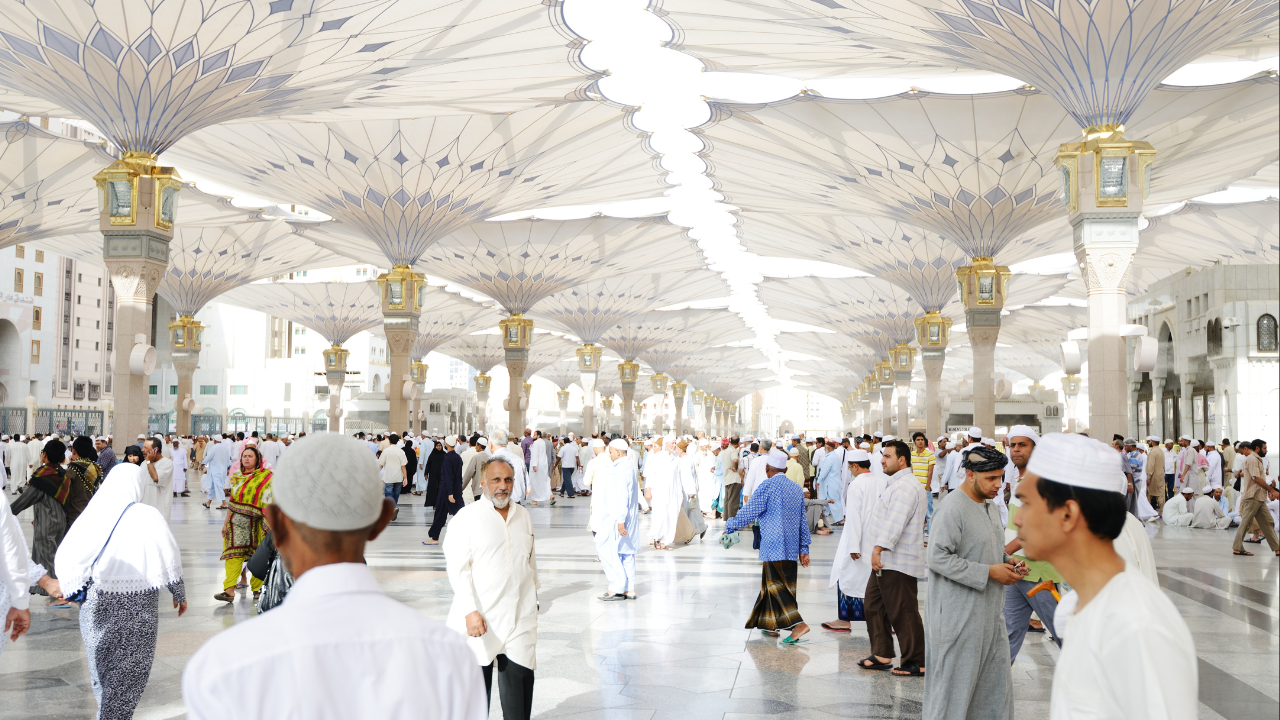Exploring the Sheikh Zayed Mosque: Art, Architecture & Spirituality