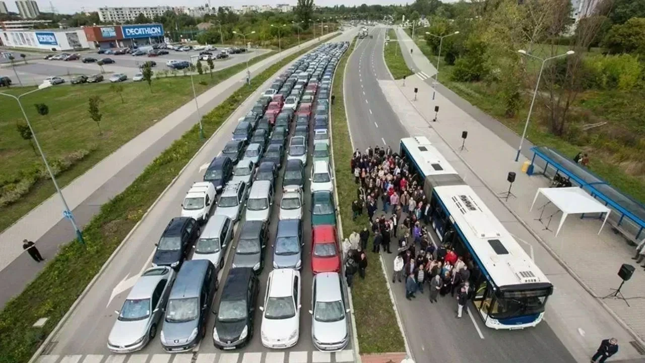 Evolving Urban Mobility: Public Transport vs Personal Vehicles