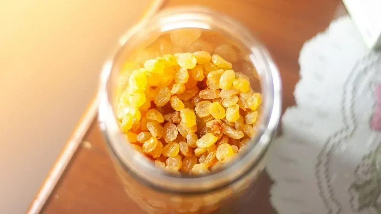 Eating Soaked Raisins on an Empty Stomach in the Morning