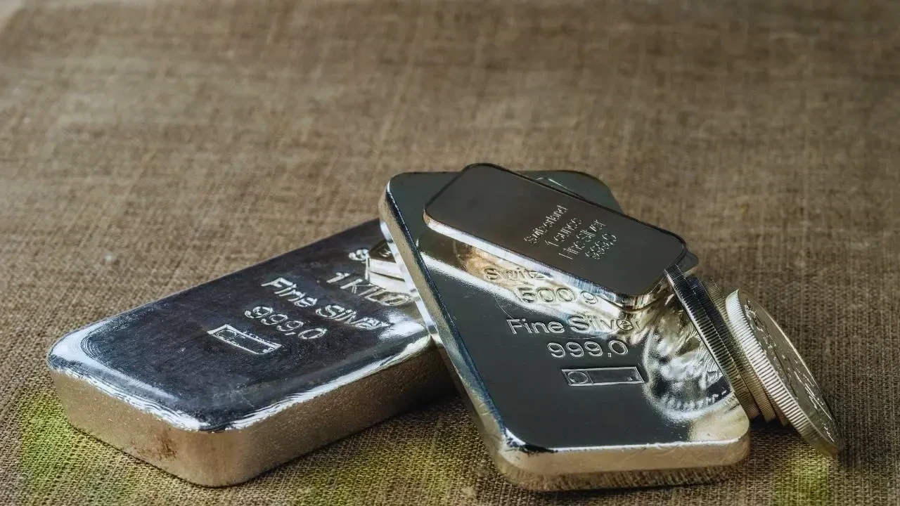 Revamping Portfolio Strategies: The Role of Silver and Commodities