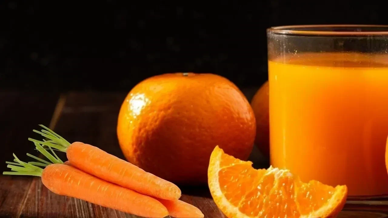 Carrot vs Kinnow Juice: Is Drinking Carrot Juice Every Day Good for Winter Health?