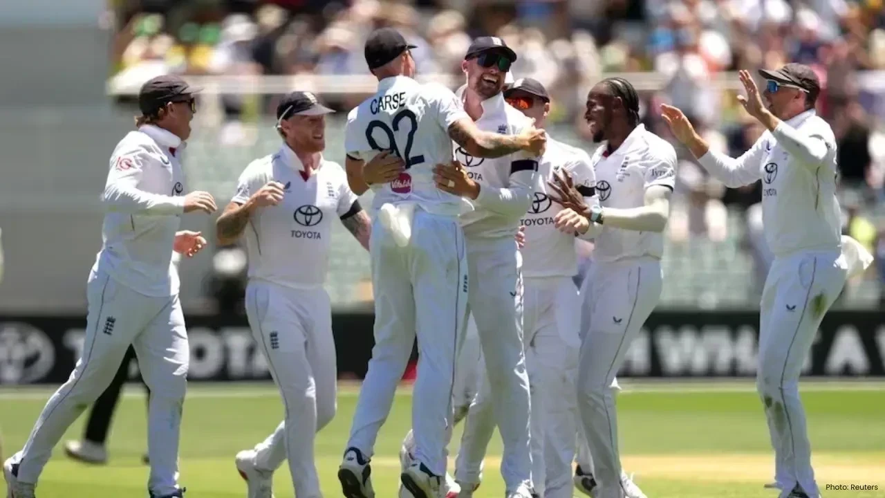 Khawaja's 82 Boosts Australia to 194/5 Against England