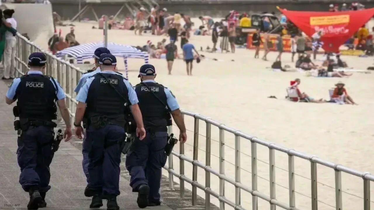 Quiet Christmas Reflections at Bondi Beach Following Sydney Attack