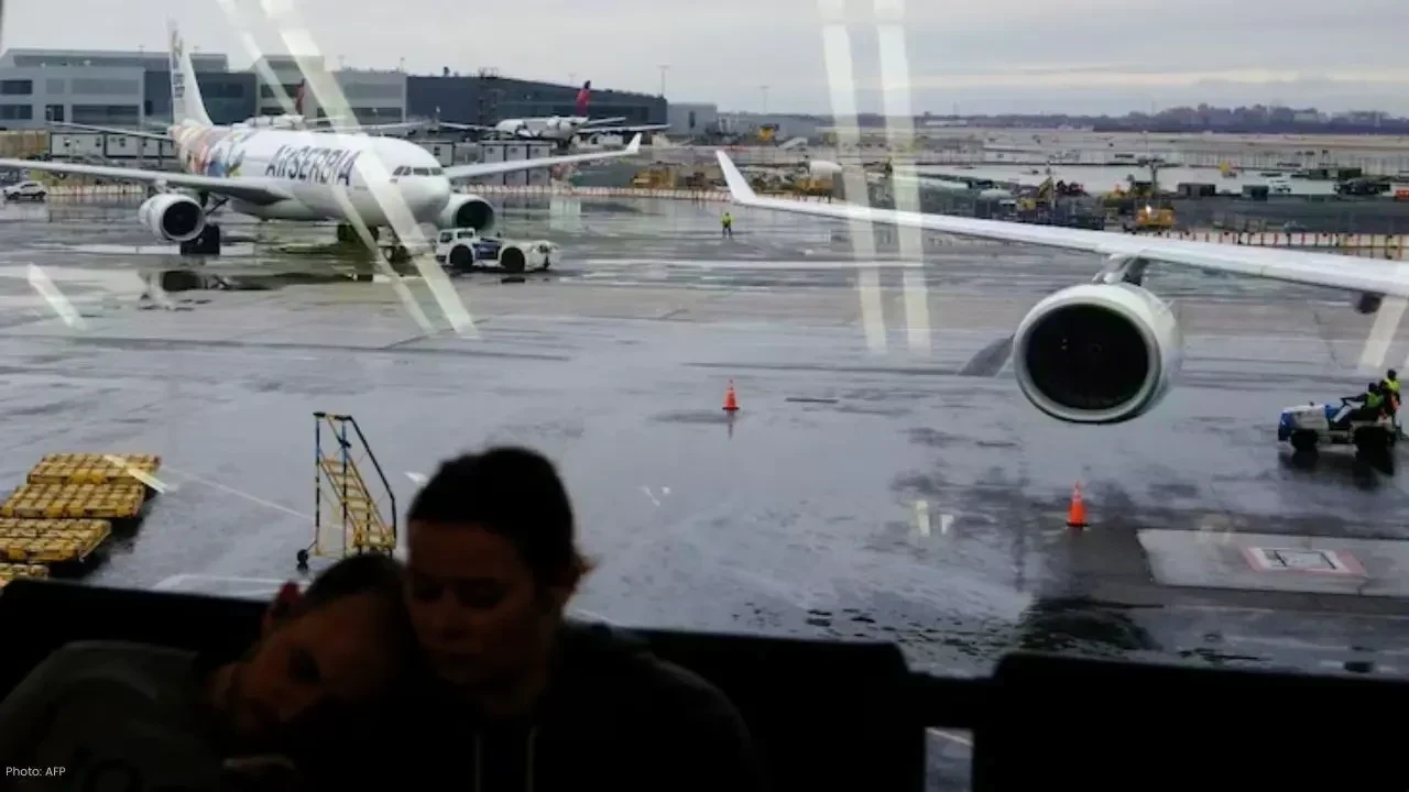 Christmas Travel Disrupted by Severe Winter Storm with 1,000+ Canceled Flights