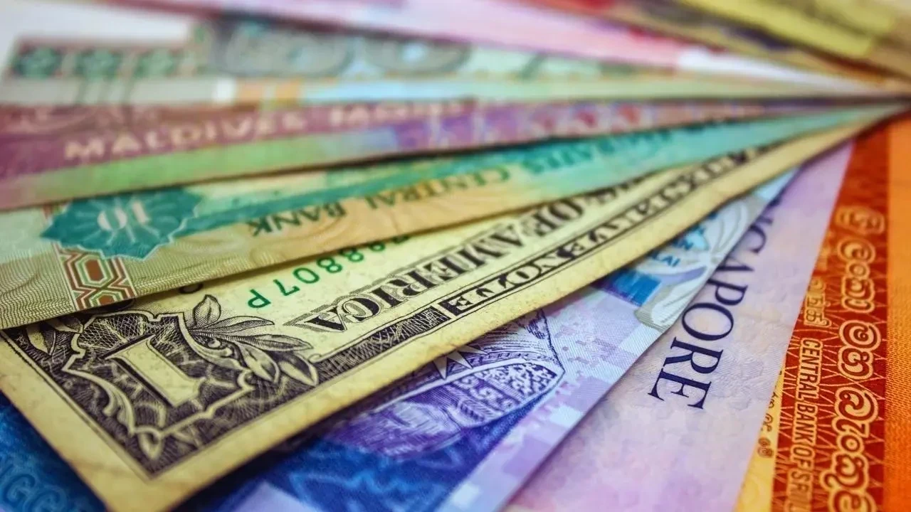 Essential Tips for Currency Exchange and Global Payments While Traveling