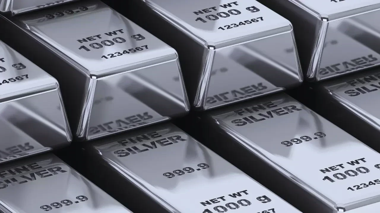 Silver Prices Soar to Record ₹2,54,000 per kg: What Should Investors Do?