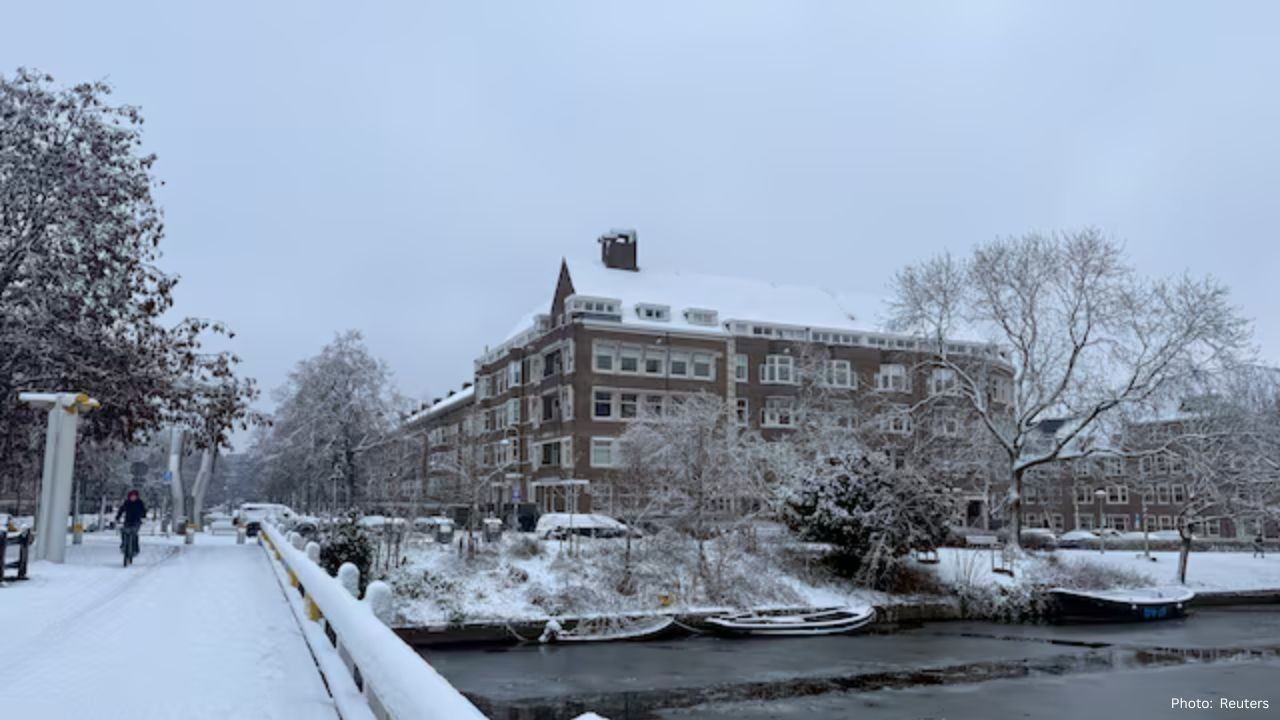 Winter Chaos: Snow and Ice Disrupt Travel in the Netherlands