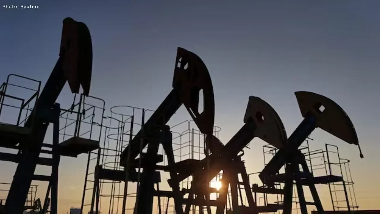 Oil Prices Hold Steady Amid Focus on U.S. Fuel Stocks and Venezuelan Oil Developments