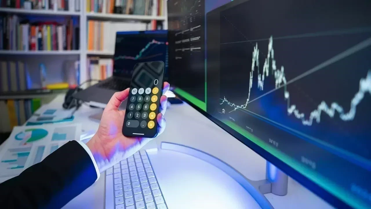 Dubai Investors Eye Key Stocks on January 8, 2026: Technology, Finance, and Corporate Moves