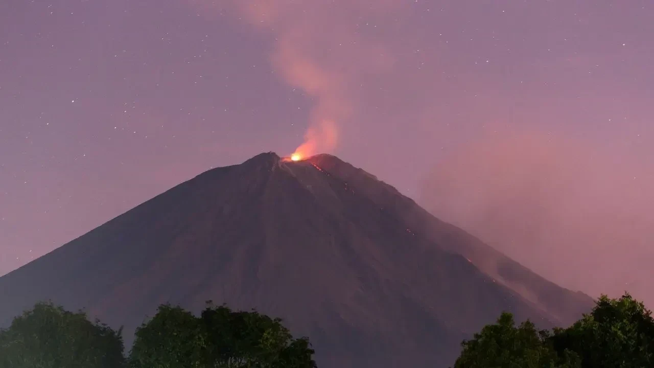Eruption Alert: Mount Semeru Sends Ash Up 2 km and Pyroclastic Flow Spreads 5 km