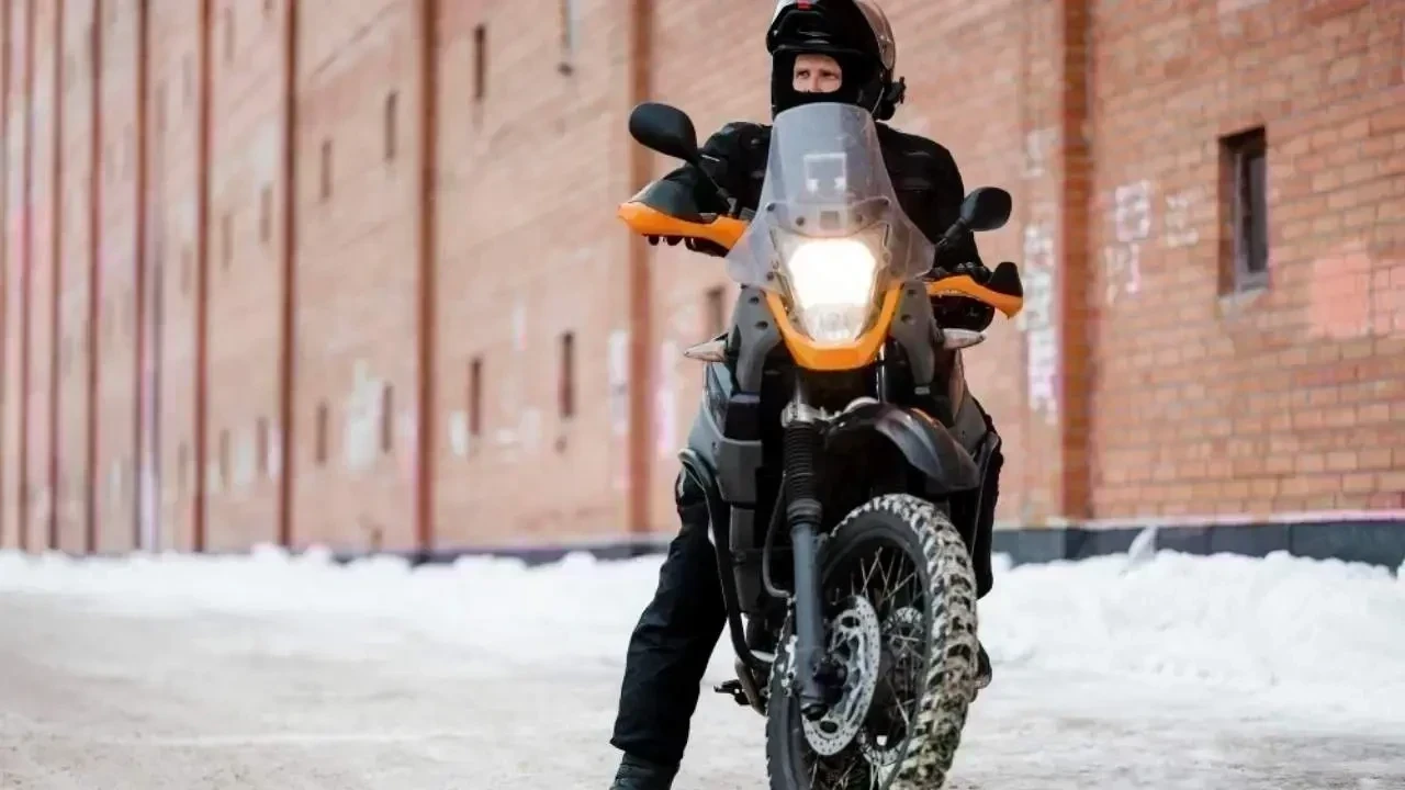Cold Winds Freezing You While Riding? Try This Simple Motorbike Trick