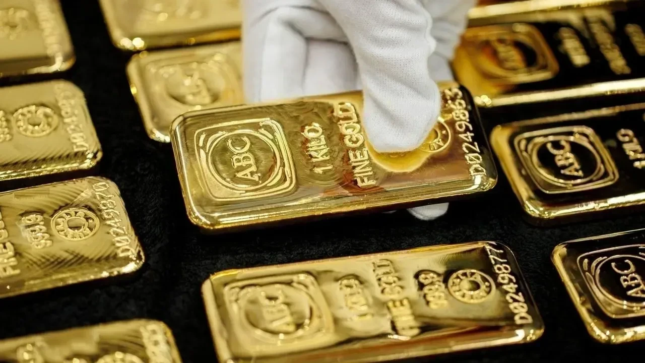 Gold Futures Face Turbulent Waters: Inflation and Politics Shape Market Outlook