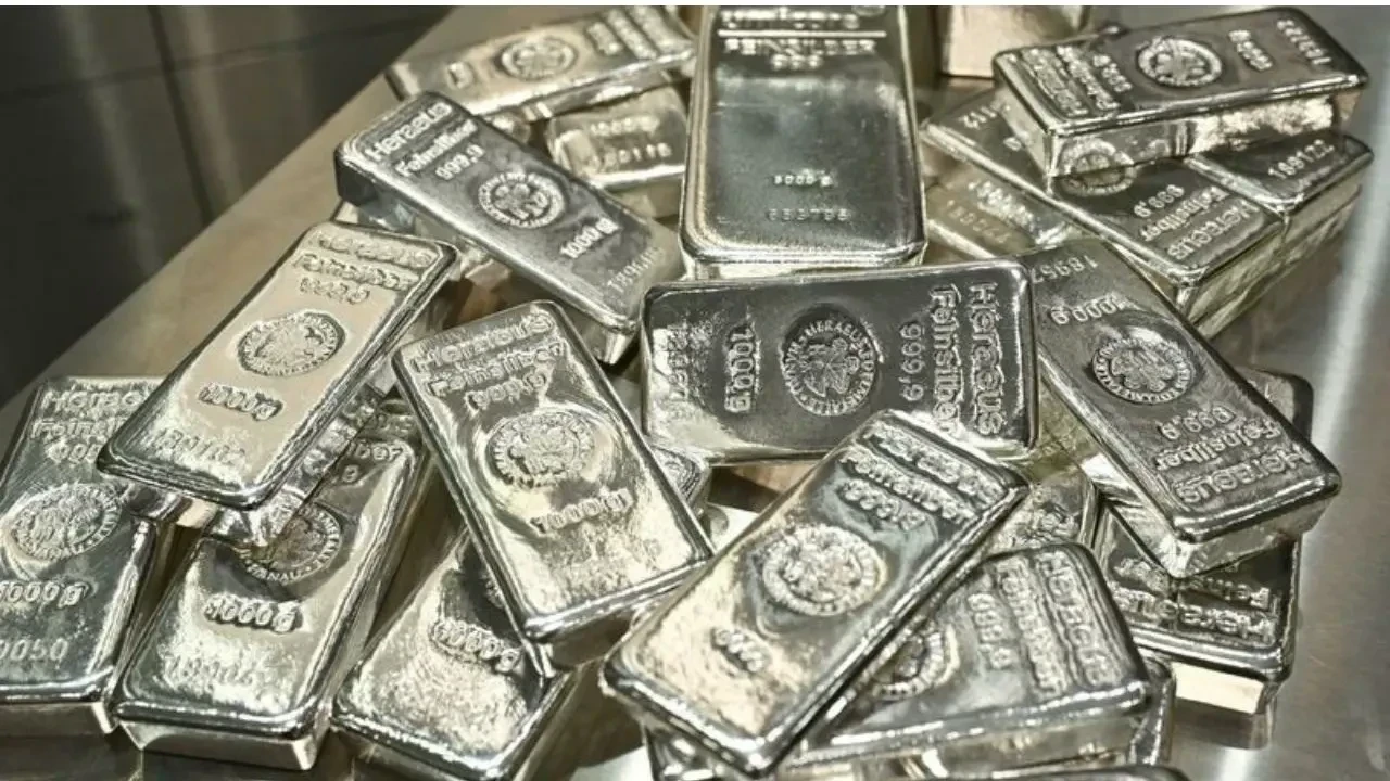 Silver Prices Soar: India Sees ₹3 Lakh per Kg Breakthrough