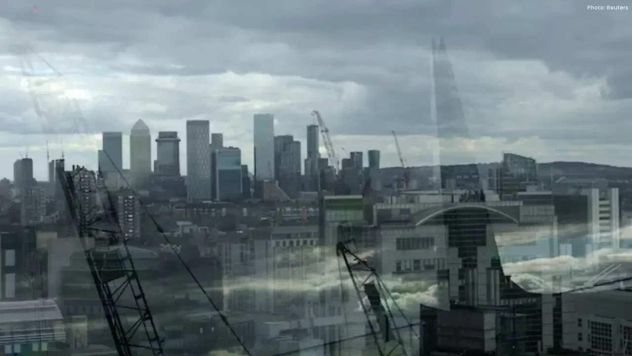 UK Wage Growth Slips as Economy Adapts to Inflationary Pressures