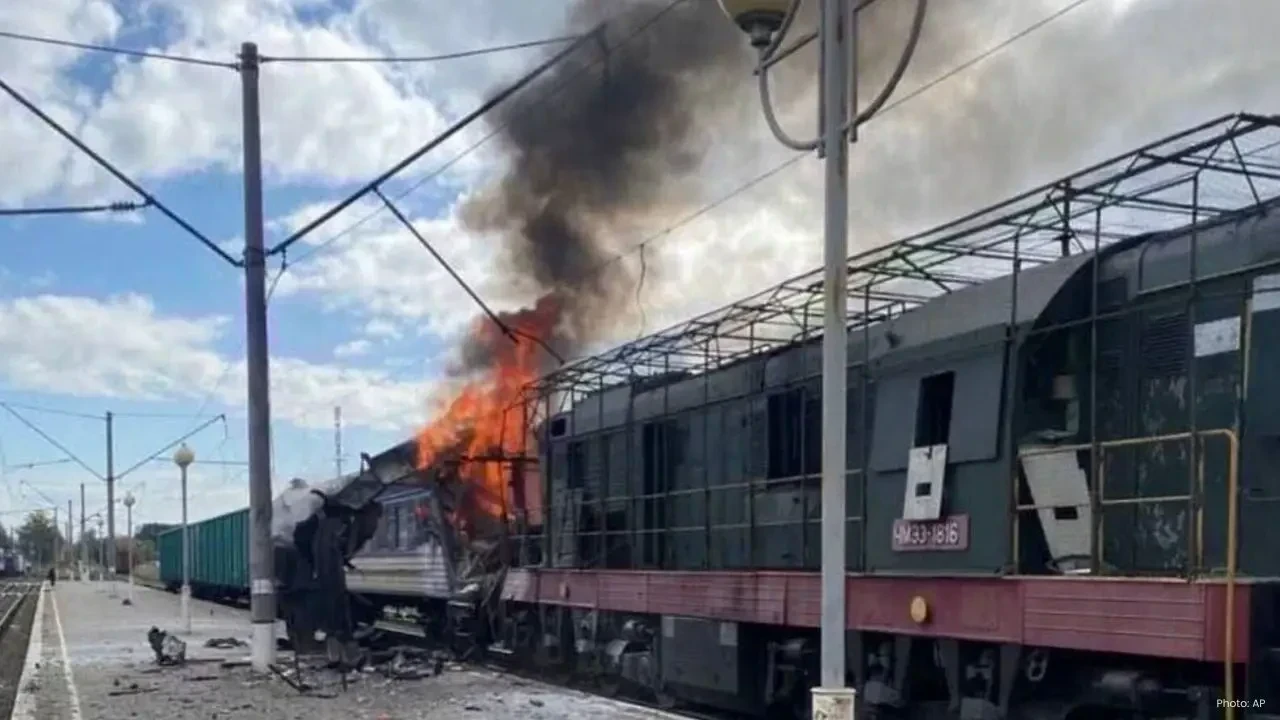 Russian Strikes Kill 12 in Ukraine, Train Hit by Drone